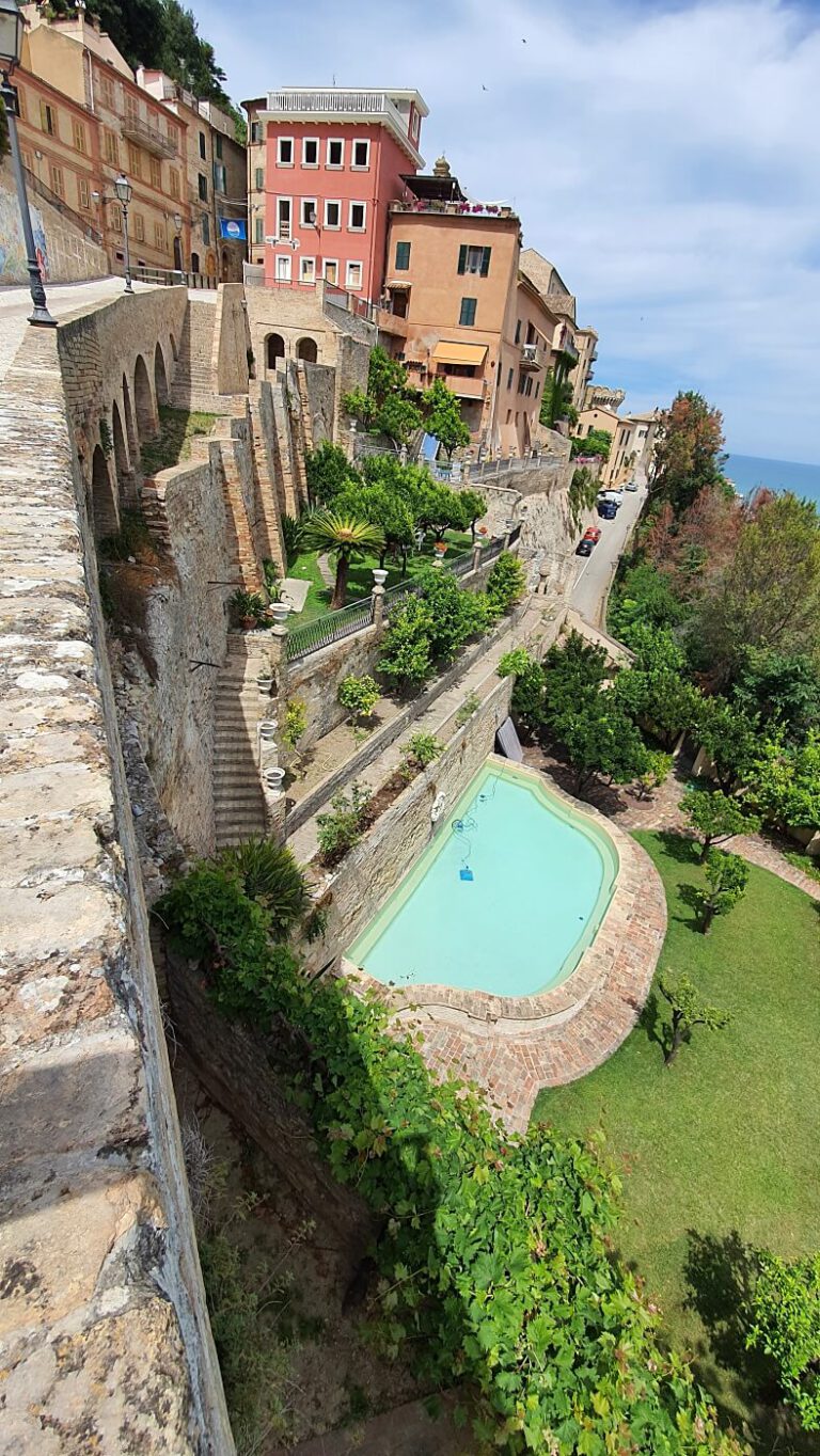 il-borgo-di-grottammare-768x1364