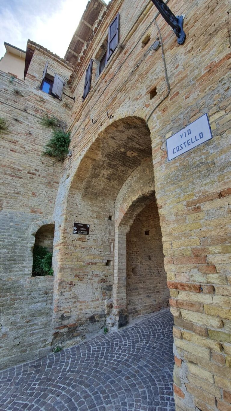 ruderi-dellantico-castello-di-grottammare-768x1364